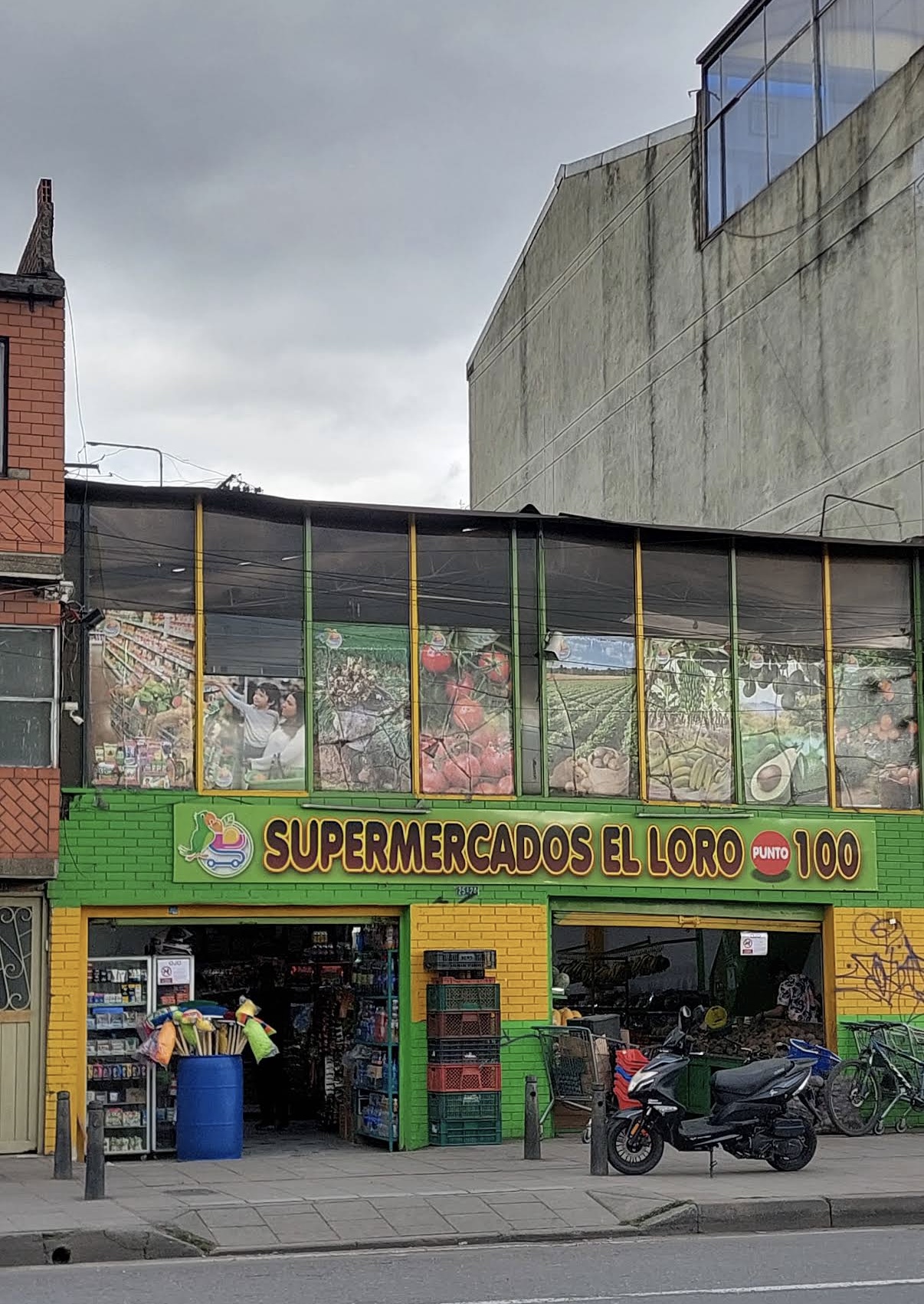 Fachada de Supermercado El Loro Punto 100 vista desde la calle